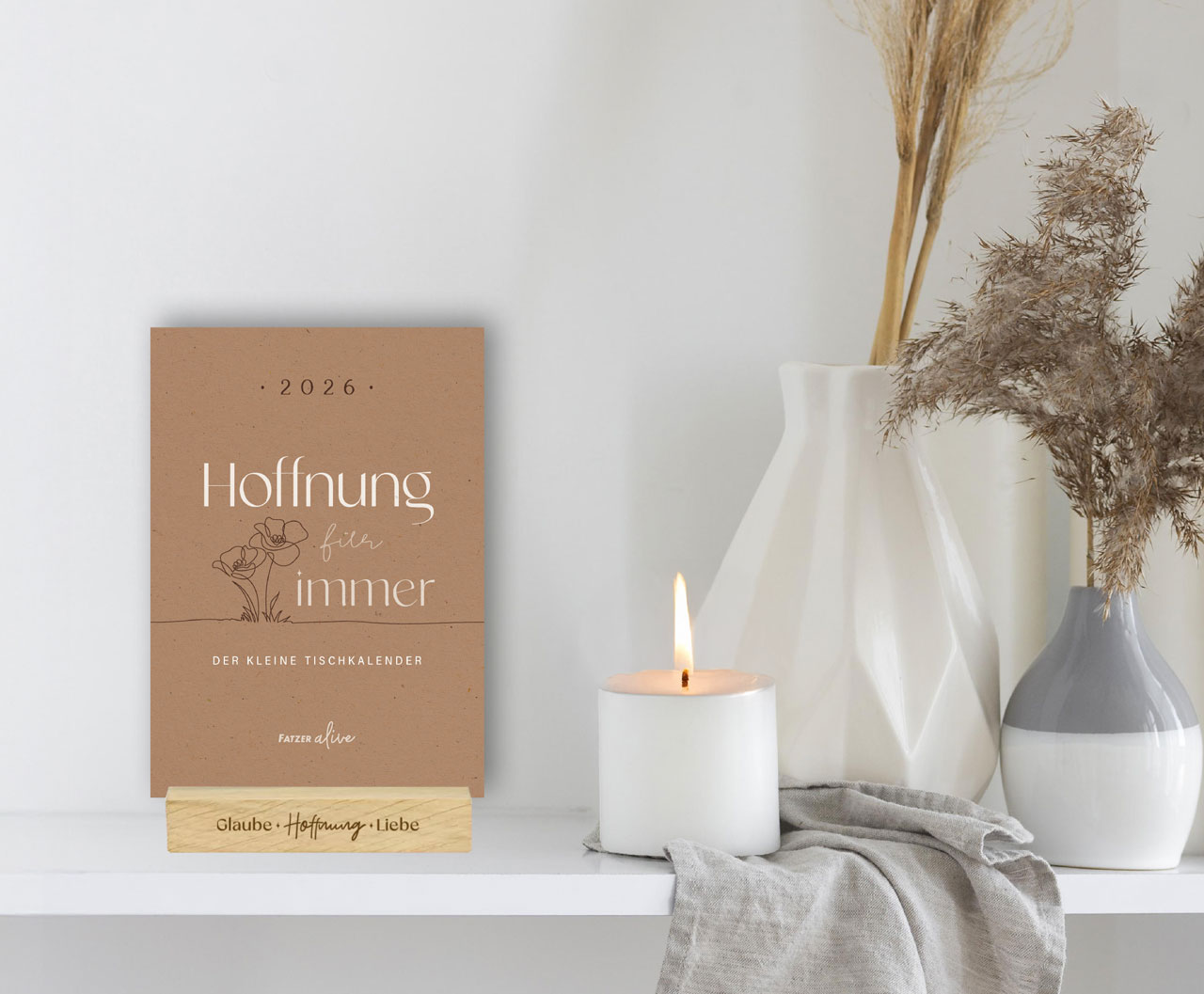 Hoffnung für immer 2026 - Tischkalender mit Holzaufsteller